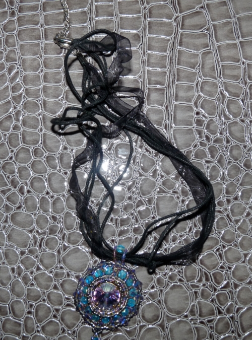 Le pendentif BLUESKY et son collier de rubans