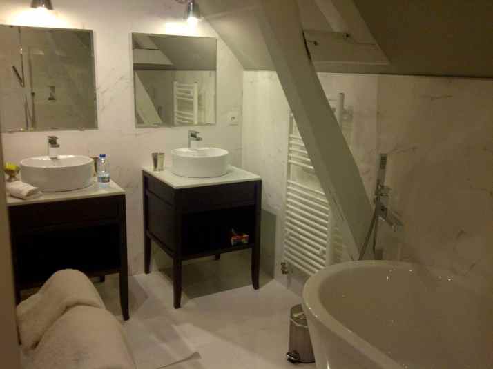 MAYENNE : Salle de bains en chambre d'hôtes à Craon